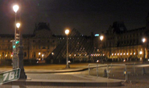 applelouvre000.jpg